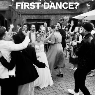 Für alle, die ihren Hochzeitstanz nicht alleine, sondern gemeinsam mit allen feiern wollen.
Stellt euch vor: Alles beginnt ganz romantisch, alle Augen sind auf euch. Ihr tanzt euren First Dance – und plötzlich kommt unser Saxophonist dazu.
Ein Überraschungsmoment, der sofort alle Gäste mitreißt – und schon seid ihr nicht mehr allein, sondern mitten in eurer feiernden Gesellschaft.
So wird aus einem Hochzeitstanz der Startschuss für die Party des Jahres.
👉 Würdet ihr euren First Dance lieber klassisch oder gemeinsam mit euren Gästen feiern?
Location @scheunentraum 
#hochzeitstanz #firstdance #weddingvibes #saxophon #klangsalon #hochzeit2026 #klangsalon #djplus #livemusic #saxophonzurhochzeit