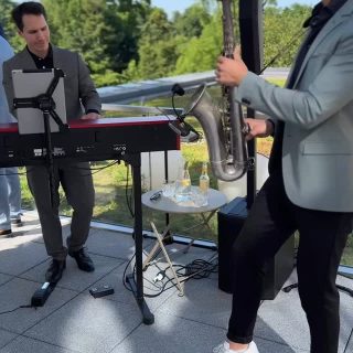 🥂 Get Lucky – aber stilvoll.
Piano & Sax für den perfekten Sektempfang.

Instrumental, elegant & unwiderstehlich groovy.

Location @florakoeln 

#sektempfang
#eventmusik
#livemusik
#instrumentalmusik
#livemusicvibes
