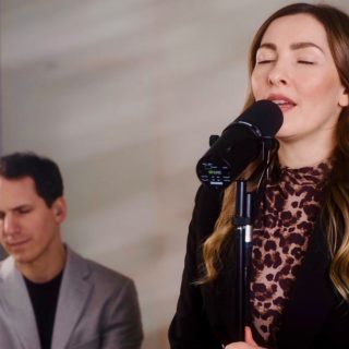 Weiberfastnacht. Kölle feiert! 

Und trotzdem gibt’s diese Momente, in denen es kurz still wird.Dieses kölsche Gefühl zwischen Lachen, Erinnerungen und Gänsehaut… 🤍

Darum haben wir „Nie mehr Fastelovend“ von @querbeatbrass Live als Ballade aufgenommen. Für alle, die Karneval nicht nur feiern – sondern wirklich fühlen. 

Und für alle Brautpaare, die sich genau dieses Stück Heimat auch an ihrem Hochzeitstag wünschen. 🤍✨

#Weiberfastnacht
#KölscheMusik
#Hochzeitsband
#fastelovend 
#hochzeitköln