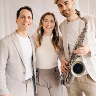 Dienstag sind wir als Partner bei den @wedding.busters dabei – und wir bringen eines unserer stärksten Setups mit. 🤍

Unsere KLANG SALON  PERFECT DAY Trio-Besetzung aus Saxophon · Piano · Gesang

Ist nicht ohne Grund eine der meistgebuchten Formationen bei Klangsalon.

Warum?

Weil sie musikalisch einen kompletten Hochzeitstag tragen kann – mit Eleganz, Energie und einer klaren Handschrift.

🤍 Trauung Emotion pur mit Gesang & Piano. Intim, berührend, genau auf euch abgestimmt.

🥂 Sektempfang Akustisch leicht oder mit sanften Halb-Playbacks. Saxophon zwischen den Gästen, Lieblingssongs neu interpretiert – stilvoll, lebendig, nie aufdringlich.

🍷 Dinner Jazzig und elegant im Hintergrund oder als Show-Highlight zwischen den Gängen – nahbar, überraschend, besonders.

💍 Hochzeitstanz Individuell vorbereitet – inklusive persönlicher Übe-Version für euch. Damit sich dieser Moment genauso anfühlt, wie ihr ihn euch wünscht.

🎉 Party Live-Energie im Trio, hochwertige Full-Playbacks und punktuelle Show-Momente.
 Anschließend übernimmt unser Saxophonist als DJ und verbindet Club-Sound mit echten Live-Elementen.

Ein fließender Übergang. Kein Bruch. Kein Technik-Chaos. Sondern ein musikalischer Spannungsbogen vom ersten Ton bis zur letzten Zugabe.

Genau dafür haben wir unser Perfect Day Konzept entwickelt: Eine starke musikalische Basis, die alles kann – und jederzeit erweiterbar ist.

Wenn ihr euch eine musikalische Begleitung wünscht, die euren gesamten Tag trägt, schreibt uns gern für Infos zu unserem Perfect Day Konzept.

Foto @alinacuerten.fineart 

Video 1 Sektempfang mit Halbplaybacks
Video 2 Dinner Acoustic Jazz 
Video 3 Party Warm Up mit Halbplaybacks 
Video 4  Party Warm Up 
Video 5 & 6 Dj + Sax Party 

#perfektehochzeit #weddingidea #weddingband #weddingfavors #hochzeitsplanung