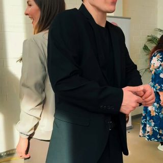 Wir sind ehrlich: Dieses Jahr war nicht nur Glanz & Applaus.
Ende 2024 hat sich bei Klangsalon vieles verschoben. Strukturen haben sich aufgelöst, Formationen verändert – und plötzlich stand mehr auf dem Spiel als nur ein weiteres Jahr.
 Es war nicht klar, wohin der Weg führt. Nicht einmal, ob es überhaupt weitergeht.
Es war eine Zeit voller Fragen. Voller Entscheidungen, die Mut gebraucht haben.

Wir haben neu gedacht, neu gebaut, gezweifelt – und trotzdem weitergemacht. Mit unzähligen Stunden Arbeit, mit Vertrauen und dem festen Willen, Klangsalon weiterleben und wachsen zu lassen.

Heute zurückzublicken und zu sehen, dass daraus unser bisher stärkstes Jahr entstanden ist, berührt uns sehr. 

So viele besondere Hochzeiten und Menschen, die wir begleiten durften. Neue musikalische Wege. Ein wachsender Kreis an großartigen Musiker:innen, Kolleg:innen und Kund:innen. Erweiterte Formate und neue Angebote.

Danke an unsere Paare und Kund:innen für euer Vertrauen. Danke an alle, die diesen Weg mit uns gegangen sind und uns unterstützt haben.
 Wir nehmen all das mit – die Erfahrungen, die Begegnungen, die Musik – und gehen mit offenem Herzen weiter, um an unserer Vision weiterzuarbeiten! 
Auf 2026 🤍🎶 Wir wünschen euch einen guten Rutsch und einen tollen Start ! 

Euer Klang Salon Team 
Simon & Christina 

#livemusic #hochzeitsmusik #livemusik #weddingmusic #dankbarkeit