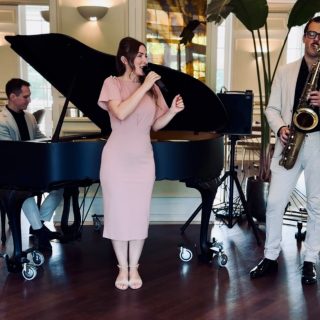 Die ersten Gäste betreten die Location @deichgraf_by_dr.thompsons .Noch bevor ein Wort gesprochen wird, liegt Musik in der Luft. ✨

Genau diese ersten Minuten prägen die Atmosphäre eines Hochzeitstags. Mit stilvollem Jazz und verjazzten Pop-Klassikern schaffen wir einen eleganten Empfang der Gäste – leicht, zeitlos und mit diesem besonderen Flair, das an lange Sommerabende an der Côte d’Azur erinnert.

Noch ist alles voller Vorfreude – bevor mit dem Einzug des Brautpaars in die Location die Energie steigt und ein neues Kapitel des Tages beginnt. 

Wenn ihr euch genau diese hochwertige, elegante Atmosphäre für den Empfang eurer Gäste wünscht, begleiten wir euch gerne live – in verschiedenen Besetzungen, hier als Trio mit Piano, Saxophon und Gesang.

#klangsalon #hochzeitsmusik #livemusik #jazztrio #sektempfang