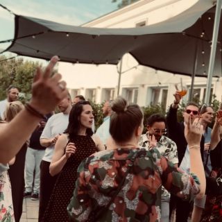 Eine Day-Party klingt auf den ersten Blick ganz einfach: gute Musik, Drinks, Sonne und entspannte Gäste. ☀️

Aber unsere Erfahrung zeigt: Eine echte Party entsteht nicht allein durch eine gute Playlist, Lautstärke & Drinks.

Gerade bei einer Feier am Tag braucht es Energie, Interaktion und Musiker, die den Raum lesen und die Gäste mitreißen. 

Denn Live-Musik bedeutet nicht nur, Songs zu spielen. Es geht darum, die richtigen Songs im richtigen Moment zu wählen, Sets dramaturgisch aufzubauen und die Gäste Schritt für Schritt mitzunehmen – von der ersten Bewegung bis zur ausgelassenen Party.

Genau diese Mischung aus musikalischem Gespür, Erfahrung und Interaktion schafft die Atmosphäre, an die sich Gäste erinnern. ✨

Ihr plant eine Hochzeit und möchtet wissen, wie Musik euren Tag vom Empfang bis zur Party begleiten kann? Wir beraten euch gerne individuell. 

@fettehenne.hochzeiten