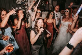 Ein ganzer Hochzeitstag mit Klangsalon. 🤍Für ihre Hochzeit im @ladue.duesseldorf haben sich M&S für unsere Perfect Day Ganztagesbegleitung entschieden – musikalische Begleitung vom Ja-Wort bis zum Start in die Partynacht.✨ Trauung 🥂 Sektempfang 🍽️ Dinner-Begleitung 🤍 Hochzeitstanz 🎷 PartyauftaktAn diesem Tag mit Gesang, Piano, Live-Saxophon & Beats – und immer passend zu dem Moment und der Stimmung.Denn genau das ist unsere Perfect Day: unterschiedliche musikalische Momente, individuell zusammengestellt für euren Hochzeitstag.Und richtig rund wurde dieser Perfect Day durch ein großartiges Dienstleister-Team. 🤍 Dank der tollen Zusammenarbeit und guten Absprachen konnten auch die Übergänge zwischen den einzelnen Momenten ganz selbstverständlich ineinandergreifen und wir konnten nach unserem Partyauftakt direkt an @djtomjansen übergeben, der die Party zum kochen gebracht hat. Foto @florianschlebuschphoto Trauredner @traufischer Dj @djtomjansen Vielen Dank an M & S für euer Vertrauen! Es war großartig! 🤍Ihr möchtet euren Hochzeitstag auch musikalisch von Anfang bis Party begleiten lassen? Schreibt uns und erzählt uns, wie euer Perfect Day aussehen soll. 🤍TrauungTrauung @traufischerSektempfang & DinnerHochzeitstanzParty!@djtomjansen