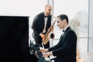Saxophon-Piano-Duo von Klang Salon spielt live im chicen Ambiente