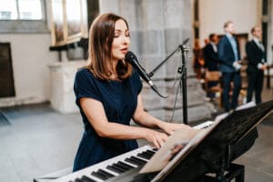 Sängerin von Klang Salon – Gesang und Piano Solo