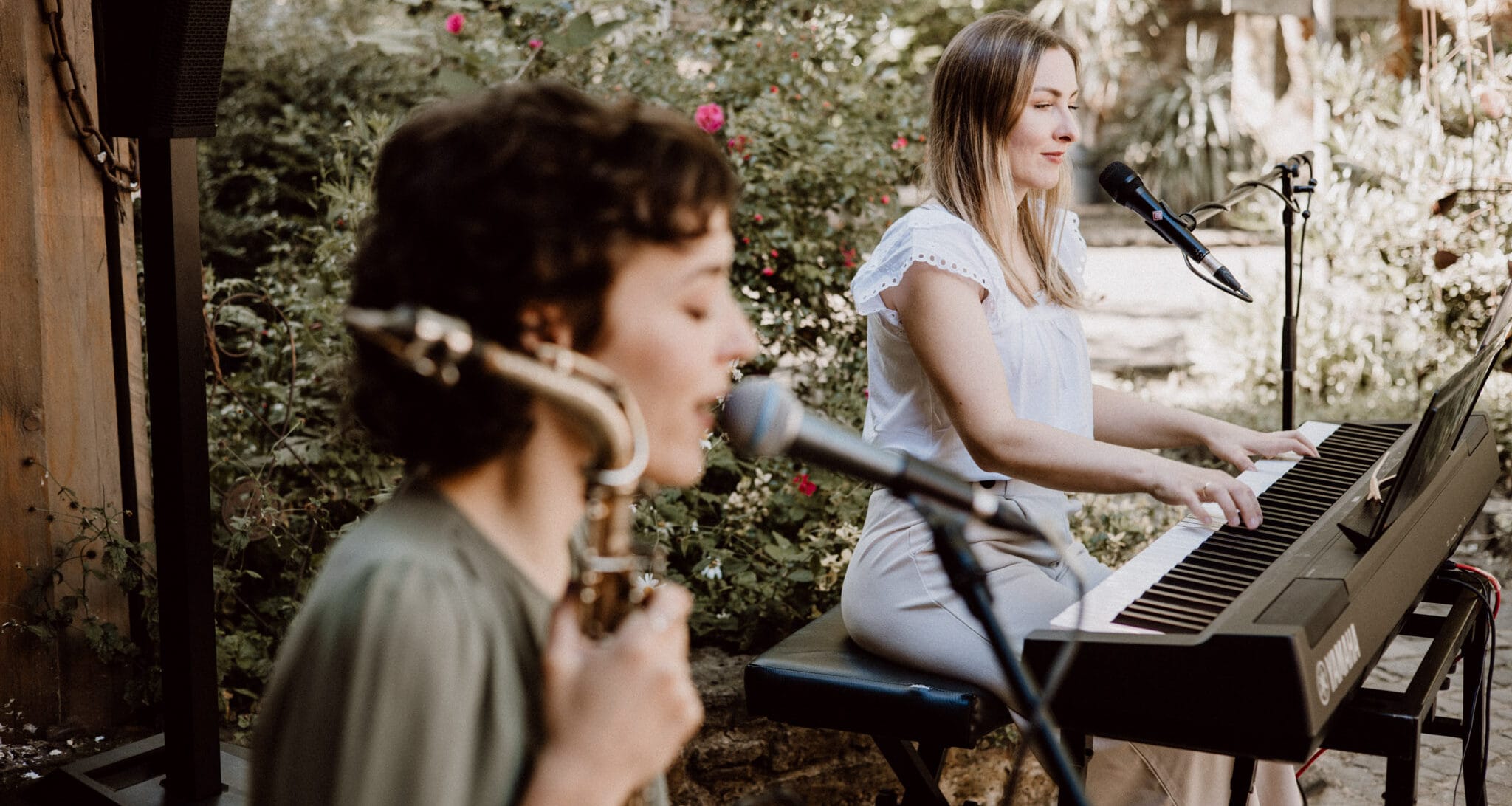 Das Duo vom Klang Salon mit Gesang, Saxophon und Piano spielt live auf einem Outdoor-Event