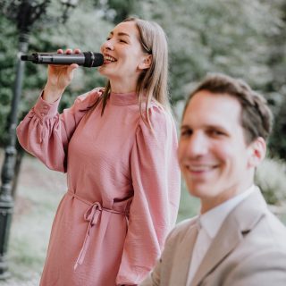 Der Auszug ist dieser magische Moment, in dem alles leicht wird – die Gäste lächeln, ihr atmet durch und die Musik trägt euch hinaus. 
Viele Paare wissen gar nicht so recht, welcher Song hier passt – emotional, episch, beschwingt oder beides? 
Wir helfen gerne bei der Songauswahl und finden gemeinsam den perfekten Soundtrack für euren Moment. ✨
Belong Together – ist zum Beispiel einer unserer Lieblingssongs für einen lockeren Auszug mit einem Gefühl von Leichtigkeit. Außerdem haben wir im Reel einen kleinen Tipp für euch, der bei der Auswahl helfen kann – unbedingt anschauen und nicht vergessen für den Link zu kommentieren! 
Foto @jenny_egerer_fotografie 
Location @hausgruenewald 
#Klangsalon #WeddingMusic #Auszugsmomente #BelongTogether #Liveband #WeddingTips #Hochzeitsplanung #weddingduo