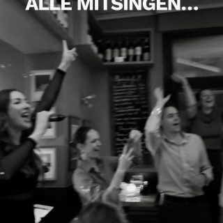 ✨🪩Wenn plötzlich alle mitsingen.
Diese Momente kann man nicht planen – aber wir sorgen dafür, dass sie passieren.

Sie entstehen durch Feingefühl, Timing, die richtige Songauswahl und Reihenfolge, individuell abgestimmt auf jede Gesellschaft und jedes Event. Und natürlich auch durch echte Nähe zum Publikum – wir spüren die Energie, geben sie zurück, animieren & leiten.

Und trotzdem bleibt immer Raum für das, was man nicht planen kann: echte, spontane Dynamik.
Man kann Stimmung nicht erzwingen – aber man kann sie ermöglichen. Das ist unser Job.

Location @brasserie_marie 

#Klangsalon #livemusic #Eventband #Hochzeitsband #Eventmusik #LivemusikFürEvents #Hochzeit2025 #WeddingBand #LuxuryEvent #CorporateEvent #Partyband #AbbaCover #GimmeGimmeGimme #SingAlongMoment #MagicMoments #Musikdiebewegt #Feingefühl #Timing #EventVibes