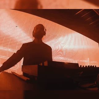 Meet DJ Hartwig aus unserem @nion_beats_collective . 
Pure Energy und Spielfreude auf jeder Bühne. Mit modernen Sets, Live-Percussion und Top-Sound sorgt er für volle Tanzflächen. Seit 2025 Live-DJ für @cascada_official – Mainstage-Power direkt auf eurer Party! 

#djhartwig #eventdj #partyvibes #livepercussion #cascada