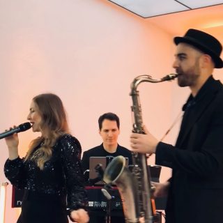 ✨ Wenn man nur eine Besetzung buchen will, aber trotzdem alles haben möchte : 

Vom Empfang bis zur Party – unser KLANG SALON PERFECT DAY TRIO 

Was viele unterschätzen: Die richtige Besetzung kann ein ganzes Event tragen.

Unser Trio ist genau dafür gemacht:
→ romantisch & episch zur Trauung
→ entspannt & loungig zum Empfang
→ stilvoll & atmosphärisch zum Dinner
→ und später: energetisch zur Party 🔥

Unser Saxophonist übernimmt zum Schluss fließend als DJ – natürlich mit Live-Sax on top.

Perfekt für Tagesbuchungen, bei denen nicht ständig umgebaut werden soll – und die gesamte musikalische Gestaltung aus einer Hand kommt. Wir kümmern uns um den kompletten musikalischen Ablauf – das nimmt spürbar viel Kommunikationn & Koordination ab und macht es für alle Beteiligten entspannter.

Interesse ? Schreibt uns gern für Verfügbarkeiten & Details. 

📍 Video Live @kesselwerk_1954 @wedding.busters 

#klangsalon #eventband #hochzeitsband #livemusik #weddingentertainment