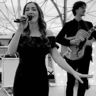 Klangsalon goes red carpet auf dem @weddingnettwork NRW Festival. 

Ein Abend in der @florakoeln – ganz im Zeichen von Klang, Stil und einem Hauch Red-Carpet-Glamour.
Wir lieben solche Momente, in denen Musik und Stil perfekt miteinander verschmelzen. 

Ob elegantes Wedding, exklusive Gala oder stilvolles Corporate Event – wir bringen den passenden Sound und Look. 

#Klangsalon #Liveband #Eventmusic #LuxuryEvents #RedCarpetVibes #LiveMusik #Weddingband #ElegantVibes #GalaMusic #KölnEvents #StyleAndSound #LuxuryWedding #MusikMitStil #eventinspiration