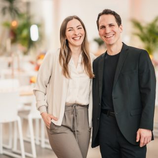 7000 Follower! 1.000 neue Follower in 4 Monaten. Danke. ❤️

Wir freuen uns riesig über jeden einzelnen Menschen, der sich entschieden hat, bei uns zu bleiben, unsere Musik zu verfolgen und uns sein Vertrauen zu schenken.

Vor allem in einem Jahr, in dem man in unserer Branche gefühlt täglich hört, wie schwierig alles geworden ist.
Und trotzdem erleben wir gerade das erfolgreichste Jahr seit der Gründung von Klang Salon . 

Und das bestimmt nicht, weil wir darüber sprechen, wie viel besser wir angeblich sind als andere in unserer Branche. Wir kennen und schätzen das mittlerweile sehr hohe Niveau unserer Branche & unserer Mitbewerberinnen.

Wir glauben daran, dass Qualität, Erfahrung, Verlässlichkeit, Kontinuität & Leidenschaft langfristig überzeugender sind als große Worte.

Wir werden auch weiterhin nicht behaupten, die Besten zu sein. Wir arbeiten einfach weiterhin jeden Tag kontinuierlich daran, musikalisch & menschlich abzuliefern – auf jeder Bühne, bei jedem Event.

Danke an alle, die uns folgen, uns weiterempfehlen, uns buchen und uns ihr Vertrauen schenken.

Auf alles, was 2026 & 2027 noch für uns bereithält. ✨
— Euer Klangsalon-Team

Foto @christophsoeldner 
Foto @kabelwerk.eventlocation 

#musikagentur #musicagency #weddingband #corporateevent #corporatemusic