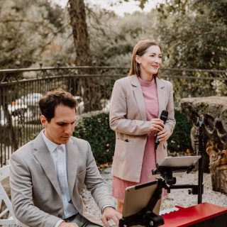 Jeder Einzug ist einzigartig – manche beginnen einzeln, manche gemeinsam.

Aber egal wie ihr ihn gestaltet: Der Einzug ist einer der romantischsten und bedeutendsten Momente eures Tages. ✨

Hand in Hand, Herz an Herz, begleitet von Musik, die jeden Schritt trägt – ein Augenblick, der euch ankommen lässt und wie ein leiser Nachklang im Herzen bleibt. 🤍

Foto @jenny_egerer_fotografie 

#Klangsalon #LiveBand #WeddingVibes #Einzugsmoment #WeddingMusic #RomanticMoments #KlangsalonLive #HomeMoment