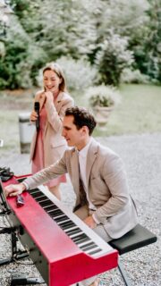 Ein Song. Zwei Welten.
Vom ruhigen, deepen Soundcheck bis zur Energie des Moments mit Publikum.
Musik lebt im Augenblick – wir lieben es, sie im Fluss des Moments erklingen zu lassen.

Foto @jenny_egerer_fotografie 

#LiveMusic #MusikImMoment #Soundcheck #LiveEnergy #MusicFlow #MusicLovers #BehindTheMusic #IntimateMoments #Klangsalon #PremiumLiveMusic #EventMusic
