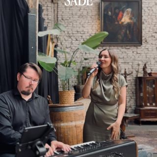 Manche Momente brauchen nicht mehr als den richtigen Song. 🤍

Sade – By Your Side Live bei Klangsalon.

Der Einzug der Braut. Ein Moment für immer.

@gareduneuss 
@firstlookagentur 

#Klangsalon #ByYourSide #Sade #LiveMusik #Hochzeitsmusik