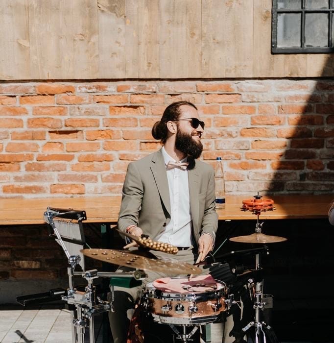 DJ Hartwig von Klang Salon spielt live auf einem Percussion-Set