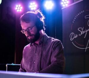 DJ Hartwig von Klang Salon live an den Turntables
