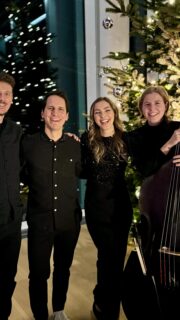 ✨ It’s beginning to look a lot like Christmas… – und zwar live auf einer unserer letzten Firmen-Weihnachtsfeiern. 

Wenn Musik Menschen zusammenbringt, eine entspannte zauberhafte Atmosphäre entsteht und aus KollegInnen für einen Abend Gemeinschaft wird. Genau dafür lieben wir Weihnachtsfeiern.
 🎄 Buchungen für Corporate Events und Weihnachtsfeiern in 2026/27 sind jetzt möglich.

Klangsalon | Live Musik für Firmenfeiern
 #weihnachtsfeier2026 #corporateevents #livemusik #christmascorporate #weihnachtsfirmenfeier