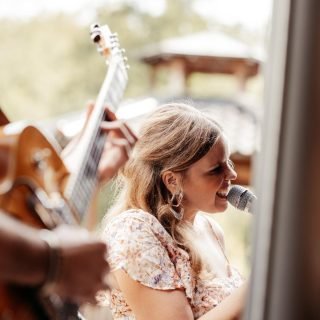 Von Gänsehaut bis Day-Party Von emotionalen Momenten bei der Trauung über entspannte Vibes beim Empfang bis hin zur ausgelassenen Day-Party. Unser Gesangs-Gitarren-Duo hat den  Hochzeitstag von L& M in der @holsteinsmuehle musikalisch begleitet und gezeigt, wie vielseitig Live-Musik sein kann. Erst gefühlvoll und voller Gänsehautmomente, dann locker und sommerlich – und spätestens bei der Day-Party wurde aus entspannter Hintergrundmusik der perfekte Soundtrack zum Feiern. 🥂✨Ein Duo. Drei Stimmungen. Ein unvergesslicher Tag.Wundervolle Fotos von @torstenhartmann_fotografie #Klangsalon #Hochzeitsmusik #LiveMusik #Hochzeitssängerin #WeddingMusic