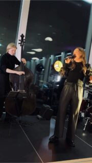 Ein Neues Jahr, klare Visionen und die Gleiche Haltung zur Musik, die unsere Qualität auszeichnet. Und mit an Bord: wahnsinnig gute, handverlesene MusikerInnen, die dafür sorgen, dass wir unser Versprechen einhalten können.

I mean – hört euch bitte mal unsere Rhythmusgruppe von unserer letzten Live Session an. Wie viel mehr können Kontrabass, Piano & Drums geschmeidig grooven?

Mit unserer Klangsalon Acoustic Band veredeln wir Premium Corporate Events: elegant, classy und voller Rafinesse - ideal für exklusive Corporate Events, gehobene Networking-Abende oder elegante Dinner Galas.

Begeistert eure Gäste – kontaktiert uns für Euer nächstes Corporate Event.

#premiumlivemusic 
#corporateeventsmusic 
#acousticband 
#evententertainment 
#elegantlivemusic