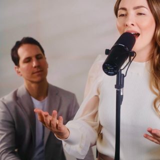 Endlich beginnt wieder die romantische Saison 🤍

Nächste Woche dürfen wir gleich zwei Trauungen mit anschließendem Sektempfang musikalisch begleiten. 

Wir lieben diese ruhigen, echten Augenblicke voller Gefühl und können es kaum erwarten, wieder Teil so vieler besonderer Tage zu sein.

Und wenn ihr uns mal wieder live in public erleben wollte, kommt zum @lieblichundtrockenfestival in  @diehalletor_2 am 

10. mit @benfloramusic und am 11.04.26 mit Marco (Gitarre) und Christina (Gesang) 

Oder ihr besucht uns auf der Hausmesse in der @kabelwerk.eventlocation am 12.04.26 in Kerpen! 

Wir freuen uns auf Euch ! 

#hochzeitssaison #trauung #livemusik #hochzeitsmusik pianoduo