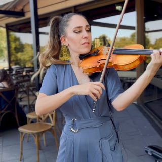 Wer sagt eigentlich, dass eine Geige nur romantisch klingen kann? 🎻🔥

Mit modernen Beats, bekannten Pop-Hits und jeder Menge Groove zeigt sie, wie vielseitig eine Live-Geige sein kann.

Pop auf der Geige ist weit mehr, als die Melodie mitzuspielen. Es braucht ein Gespür für Rhythmus, Improvisation und Timing, damit die Musik wirklich lebt – genau das macht den Unterschied.

Das Ergebnis? Eine Atmosphäre, die elegant und exklusiv wirkt, aber gleichzeitig modern, lebendig und voller Energie ist. Stilvoll statt steif. Hochwertig, mit einem Hauch Extravaganz. Genau die Art von Live-Musik, die Gäste überrascht und lange in Erinnerung bleibt.

Ob zur Trauung, beim Sektempfang oder als Highlight am Abend – solo oder in Kombination mit Gesang, Piano oder Gitarre. Und später gemeinsam mit DJ oder Band für einen fließenden Übergang in die Party.

Welche Songversion würdet ihr gerne einmal auf der Geige hören? ✨

@hochzeitsfein_weddingplanner 
@madamm_lounge 

#livegeige
#hochzeitsmusiker
#luxurywedding
#weddingentertainment
#sektempfang