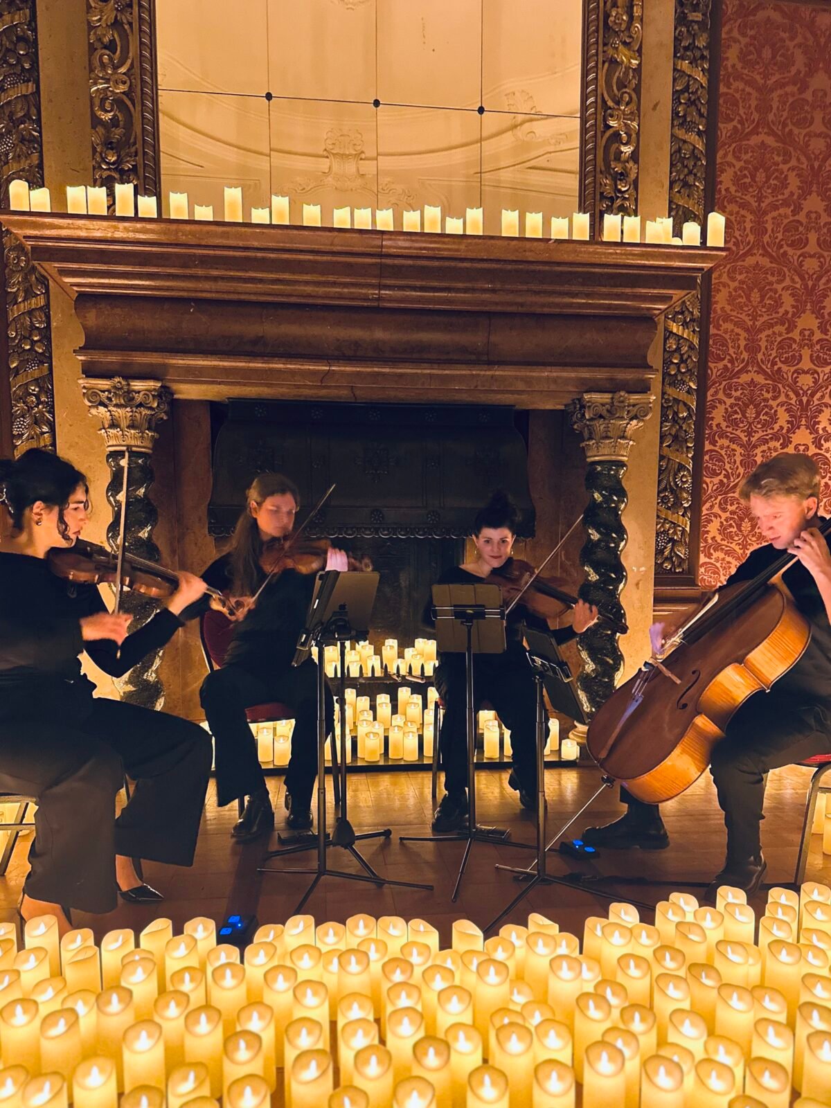 Das Streichquartett von Klang Salon spielt live bei einem Candlelight-Konzert