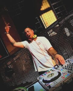 DJ Panevino von Klang Salon legt auf einem Corporate-Event auf