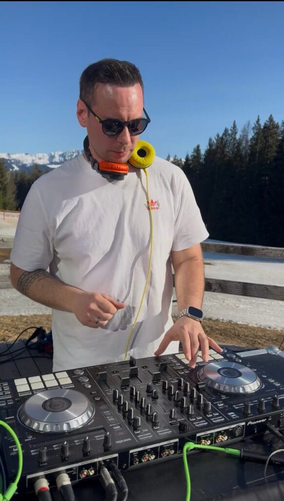 DJ Panevino von Klang Salon legt auf einer Outdoor-Party auf