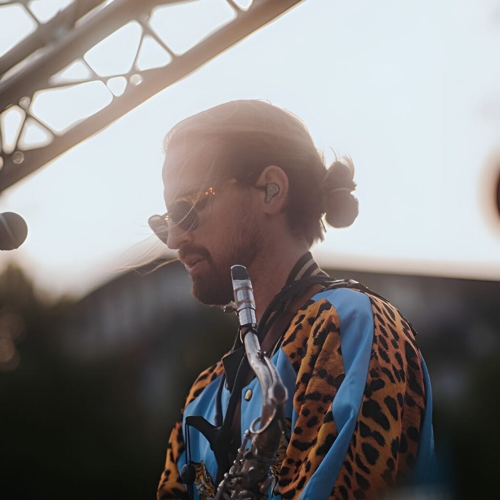 Saxophonist Maurice von Klang Salon live auf einer Outdoor-Party
