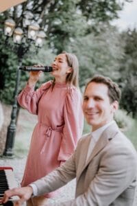 Das Piano und Gesang Duo mit den Gründer:innen von Klang Salon, Christina und Simon, bei einem Sektempfang