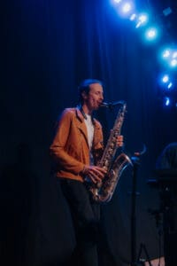 Saxophonist Maurice von Klang Salon spielt live bei einem Firmen-Event