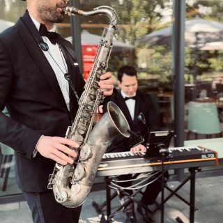 Zum 200-jährigen Jubiläum der @sparkassekoelnbonn durften wir den musikalischen Rahmen einer Abendveranstaltung im @glc_koeln gestalten ✨

Zum Sektempfang im Trio mit Gesang, Saxophon und Piano, zum Dinner im reduzierten Saxophon-Piano-Duo – flexibel abgestimmt auf die unterschiedlichen Momente des Abends.

Gerade dieses classy, rein instrumentale Setting wird sowohl bei Corporate Events als auch auf Hochzeiten immer wieder geschätzt – als eleganter Rahmen, der Atmosphäre schafft und Gesprächen Raum gibt.

Auch heute ist wieder ein Sax & Piano Duo  Besetzungen im Einsatz – in der wunderschönen Location @ladue.duesseldorf 🎶

#livemusik
#eventmusik
#corporateevents
#hochzeitsmusik
#jazzduo