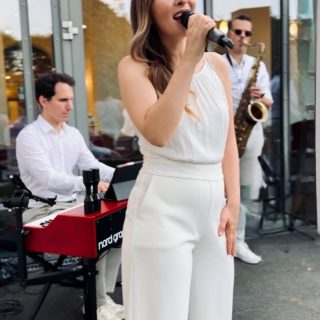 Für die 125 Jahre Jubiläums Feier der GWG Neuss durften wir den Empfang  im @zeughaus_neuss musikalisch begleiten – mit Saxophon, Gesang und Piano.

Von entspanntem Lounge- und Jazz-Sound bis hin zu energiegeladenen Sundowner-Vibes mit dezenten Beats. 

Genau so gestalten wir Live-Musik für Firmenveranstaltungen: stilvoll, flexibel und immer passend zur Atmosphäre.

Plant ihr ein Event? Wir freuen uns darauf, den passenden Soundtrack dafür zu schaffen. Schreibt uns gerne eine Mail! 

#Firmenfeier #Eventmusik #corporateeventplanner #JazzTrio #Saxophon