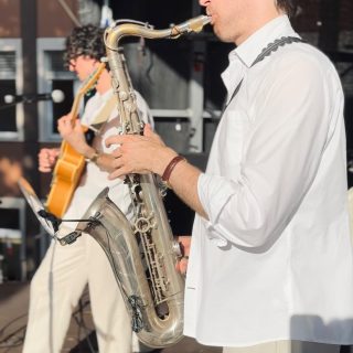 Beim Sommerfest der @fhdortmund durften wir mit unserem Trio aus Gesang, Saxophon und Gitarre für die perfekte Lounge-Atmosphäre sorgen – entspannt zum Ankommen, Genießen und als musikalischer Auftakt vor der großen Live-Band.

Ob stilvolle Lounge-Musik zum Empfang, sommerliche Live-Vibes für ein Stadtfest oder eine energiegeladene Show mit großer Besetzung. 

Ihr plant ein Sommerfest, Firmen-Event, Stadtfest oder eine besondere Veranstaltung und sucht Live-Musik, die eure Gäste begeistert?

Schreibt uns gerne – wir freuen uns, euer Event musikalisch zu bereichern!
