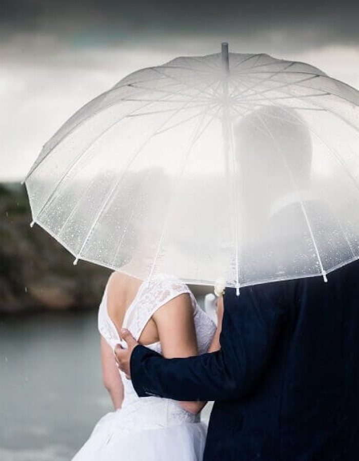 Brautpaar mit Regenschirm – Klang Salon sorgt für zuverlässige Eventmusik